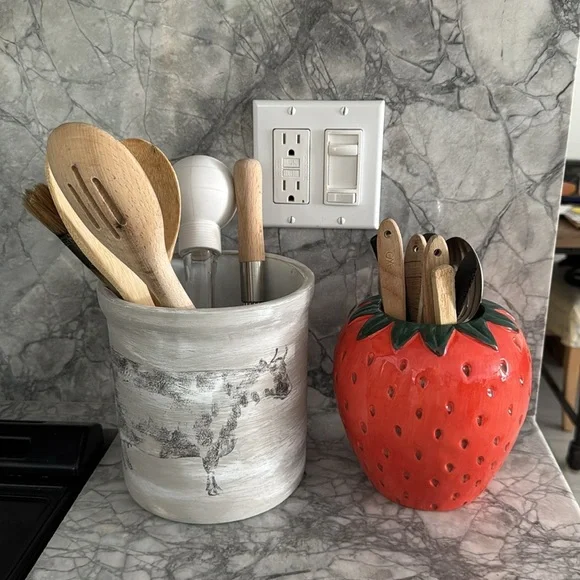 Strawberry Ceramic Planter/ Vase/Decor NWOT - Picture 7 of 7